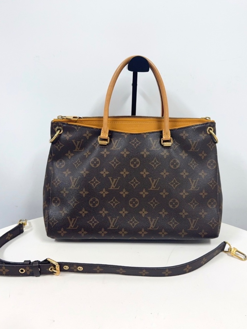 Louis Vuitton Pallas handbag with COA